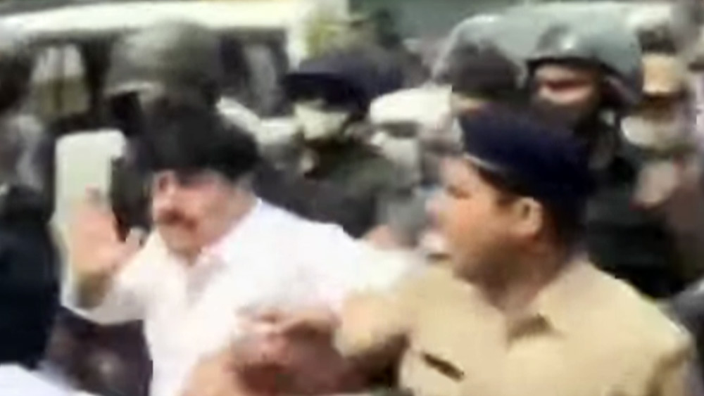 সরাসরি: ভাটপাড়া গোলমাল! তৃণমূলকর্মীকে চড় মারার অভিযোগ অর্জুনের বিরুদ্ধে