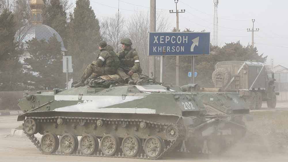 সাঁজোয়া গাড়ি বা অস্ত্রশস্ত্র-গোলাবারুদ ছাড়াও বিশেষ ভাবে তৈরি এ ধরনের অসংখ্য ট্রাক নিয়ে ইউক্রেনে ঢুকেছে পুতিনবাহিনী। এমনই দাবি করেছে ব্রিটেন, আমেরিকা-সহ একাধিক পশ্চিমী সংবাদমাধ্যম।