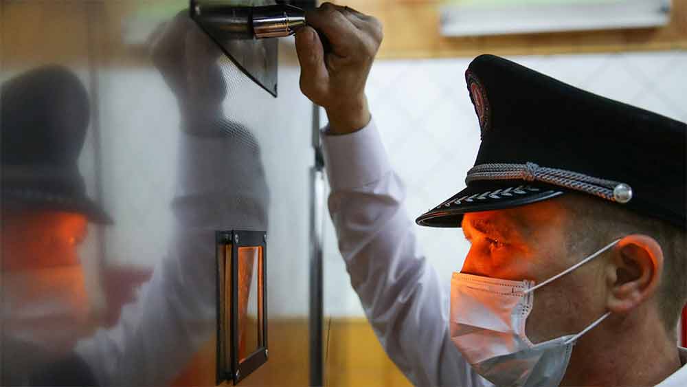 ইউক্রেনের বিরুদ্ধে যুদ্ধ শুরুর পর থেকেই বর্হিবিশ্বের পাশাপাশি রাশিয়ার অন্দরেও সমালোচনার ঝড় উঠেছে। প্রেসিডেন্ট পুতিনের বিরুদ্ধে বিক্ষোভ দেখিয়েছেন তাঁরই দেশের বহু নাগরিক। এ বার ‘চলমান শ্মশান’-এর ছবি নিয়ে নেটমাধ্যমে শোরগোল হওয়ার পর সরব হয়েছেন রাশিয়ার বহু সেনার মায়েরাও। 