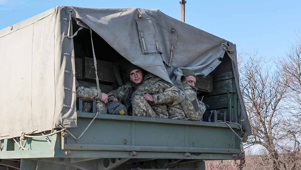 রাশিয়ার সেনানিদের মায়েদের নিয়ে গঠিত একটি কমিটির দাবি, তাঁদের ছেলেদের ঠকিয়ে ইউক্রেনে নিয়ে যাওয়া হয়েছে। বলা হয়েছিল, ইউক্রেন সীমান্তে তাঁদের সামরিক মহড়ার জন্য নিয়ে যাওয়া হচ্ছে। তবে সেখানে যাওয়ার পর সরাসরি তাঁদের রক্তক্ষয়ী যুদ্ধের ময়দানে নামিয়ে দেওয়া হয়েছে। 