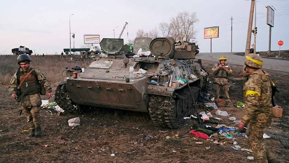 কুরোচকিনের আরও দাবি, ইউক্রেনে নিয়ে যাওয়ার পর বহু রাশিয়ান সেনার মোবাইল ফোন কেড়ে নেওয়া হয়েছে। এমনকি, যুদ্ধের ময়দানে গিয়ে লড়াই করার চুক্তিতে রাজি না হলে তাঁদের উপর শারীরিক অত্যাচারও চলছে।