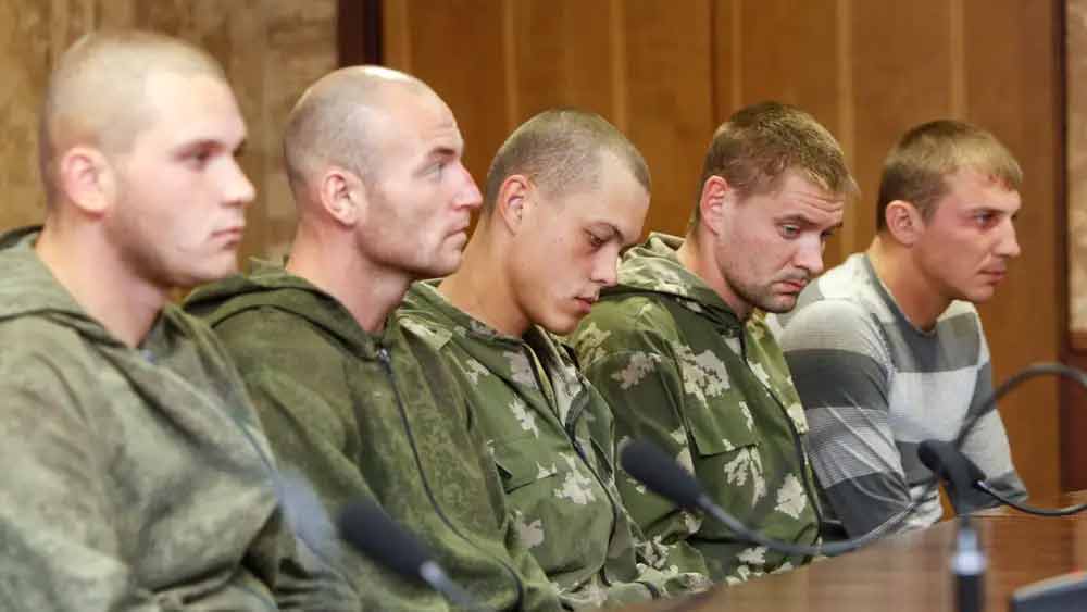 কুরোচকিনের মতে, ‘‘যুদ্ধ হলে তাতে পেশাদারেদেরই পাঠানো উচিত। এ ধরনেই সদ্য সেনায় যোগ দেওয়া ছেলেদের নয়।’’ তাঁর দাবি, রাশিয়ার বহু সেনাকে কয়েদির মতো করে নিয়ে যাওয়া হয়েছে। এতে বিপর্যয়ই ডেকে আনবে বলেও মত প্রকাশ করেছেন তিনি।