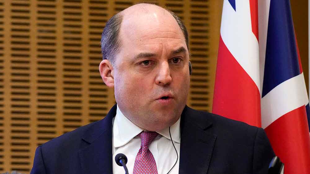 ‘চলমান শ্মশানে’র ছবি আবারও প্রকাশ্যে আসতে পুতিন সরকারের বিরুদ্ধে সরব হয়েছে ব্রিটেন। সে দেশের প্রতিরক্ষামন্ত্রী বেন ওয়ালেশ বলেন, ‘‘আমি যদি রাশিয়ার সেনা হতাম এবং জানতাম যে সেনানায়কদের আমার প্রতি কোনও আস্থাই নেই, তাই যুদ্ধের ময়দানে পিছনে একটি চলমান শ্মশানও পাঠানো হয়েছে, তবে অত্যন্ত চিন্তান্বিত হতাম।’’ 