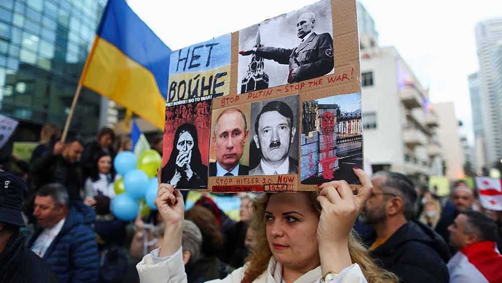 তিনি আরও বলেন, ‘‘ওই সেনার মা-বাবা হলেও চিন্তা হত। কারণ যুদ্ধের ময়দানে চলমান শ্মশান পাঠানোর অর্থ, যুদ্ধে ক্ষয়ক্ষতির মতো বিষয়টিই ধামাচাপা দেওয়ার চেষ্টা করা হচ্ছে।’’