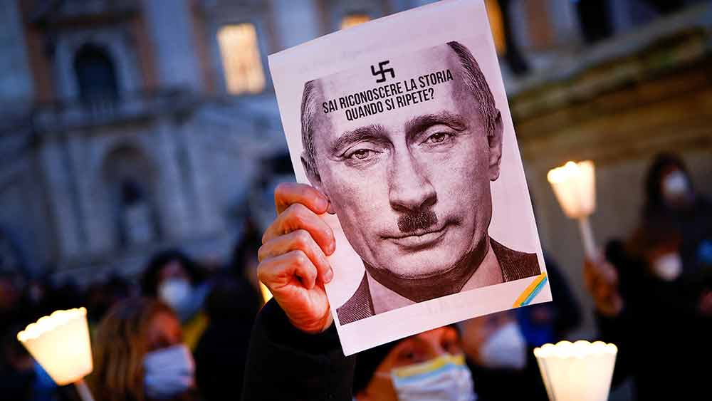 রাশিয়ার অন্দরে যুদ্ধের বিরুদ্ধে বিক্ষোভ শুরু হলেও দমতে রাজি নন পুতিন। সরকারি সূত্রের দাবি, ইউক্রেনীয় বাহিনীকে রাজধানী কিভে চারদিক দিয়ে ঘিরে ধরতে পরিকল্পনা করছেন তিনি। যাতে যুদ্ধের এক সপ্তাহের মধ্যেই আত্মসমর্পণ করে ইউক্রেনীয় বাহিনী।