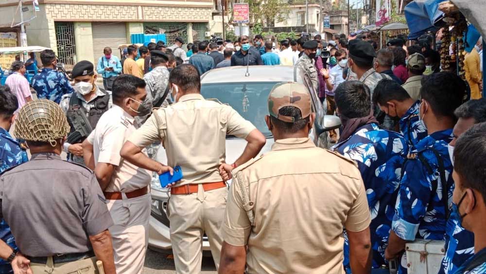 সৌম্যেন্দু অধিকারীর গাড়ি আটকাল পুলিশ। 