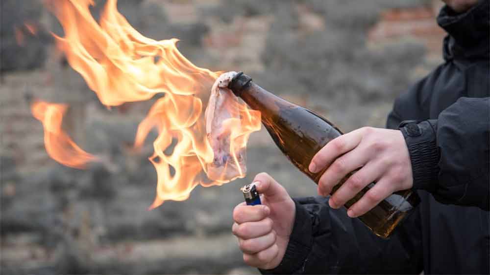 না! এটি কোনও পানীয় নয়। বরং বোতলবন্দি দাহ্য তরল। একটি কাপড়ের টুকরো দিয়ে ওই বোতলের মুখ বন্ধ করা থাকে। প্রয়োজনে সেই কাপড়ের টুকরোয় আগুন ধরিয়ে জ্বলন্ত বোতল ছুড়ে ঘায়েল করা যায় শত্রুপক্ষকে। খানিকটা বোতল-বোমার মতো এই অস্ত্রেই কিভের রাস্তায় রাশিয়ার একাধিক ট্যাঙ্ক ধ্বংস করে দিয়েছেন স্থানীয়রা।