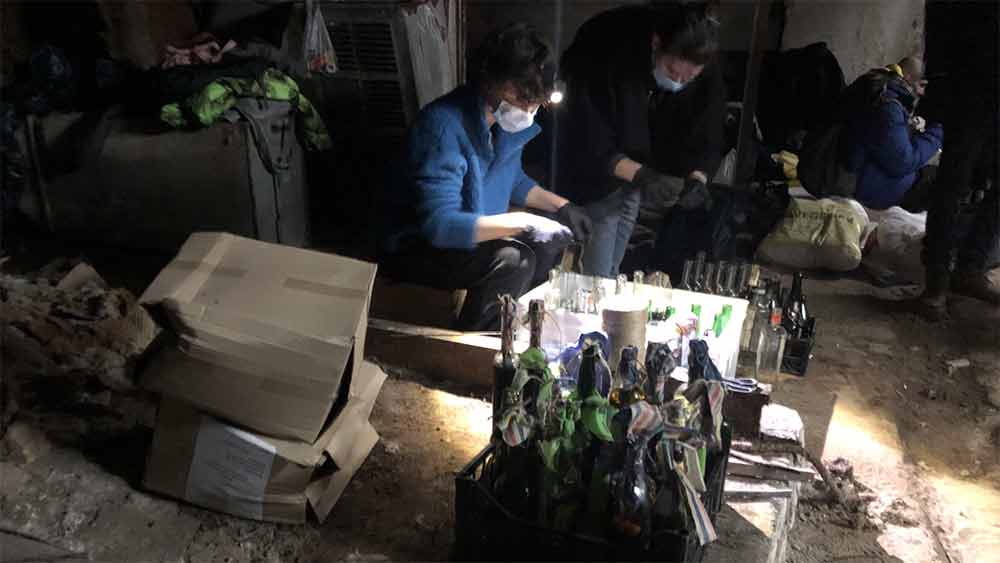 কিভের বেসমেন্টে আজকাল রাত জাগছেন ওলগা (নাম পরিবর্তিত)-ও। সপ্তাহ দুয়েক আগে একটি বেসরকারি সংস্থায় প্রজেক্ট ম্যানেজারের চাকরি ছেড়েছেন। সোমবার থেকে তাঁর নতুন চাকরিতে যোগ দেওয়ার কথা ছিল। তবে শিয়রে এখন শত্রুর ছায়া! তাই সে সব ছেড়েছুড়ে ওলগাও যোগ দিয়েছেন মলোটভ ককটেল প্রস্তুতকারীদের দলে। রাশিয়ার সেনাবাহিনীর বিরুদ্ধে দেশের আট থেকে আশির মতো তিনিও প্রতিরোধ গড়ে তুলতে চান। ওলগা বলেন, ‘‘নতুন চাকরির থেকেও এটা জরুরি।’’