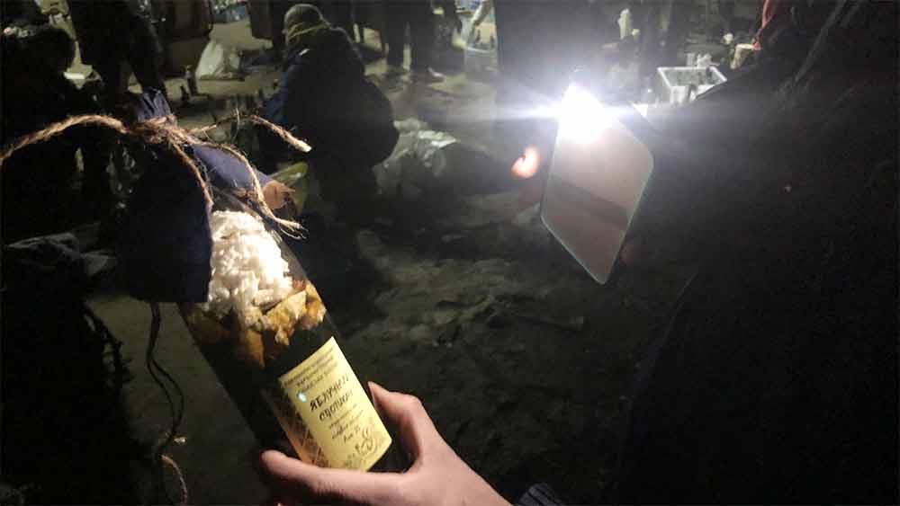 বৃহস্পতিবার ইউক্রেন আক্রমণের পর ভ্লাদিমির পুতিনের দেশের বাহিনীর বিরুদ্ধে প্রতিরোধ গড়ে তুলতে সাধারণ নাগরিককে আহ্বান জানিয়েছে দেশের প্রতিরক্ষা মন্ত্রক। পুতিনবাহিনীর যাবতীর পদক্ষেপে সতর্ক থাকার পাশাপাশি মন্ত্রকের আহ্বান— ‘মলোটভ ককটেল তৈরি করে শত্রুকে প্রতিরোধ করুন!’