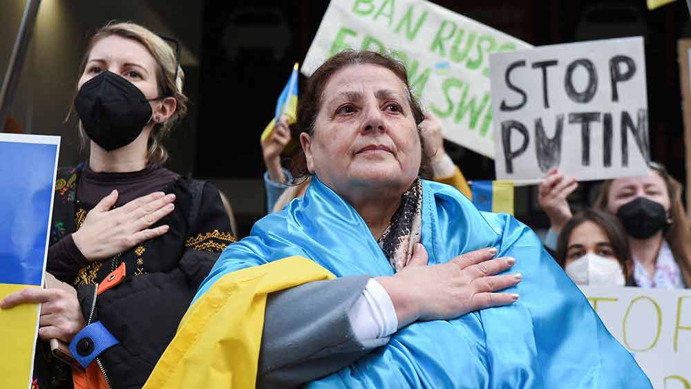 সরকারের আহ্বানে সাড়া দিয়েছেন সাধারণ ইউক্রেনীয়রা। পুতিনবাহিনীর হাত থেকে নিজেদের বাঁচাতে তাঁরাও যুদ্ধের ময়দানে নেমে পড়েছেন। তবে গোপনে। 