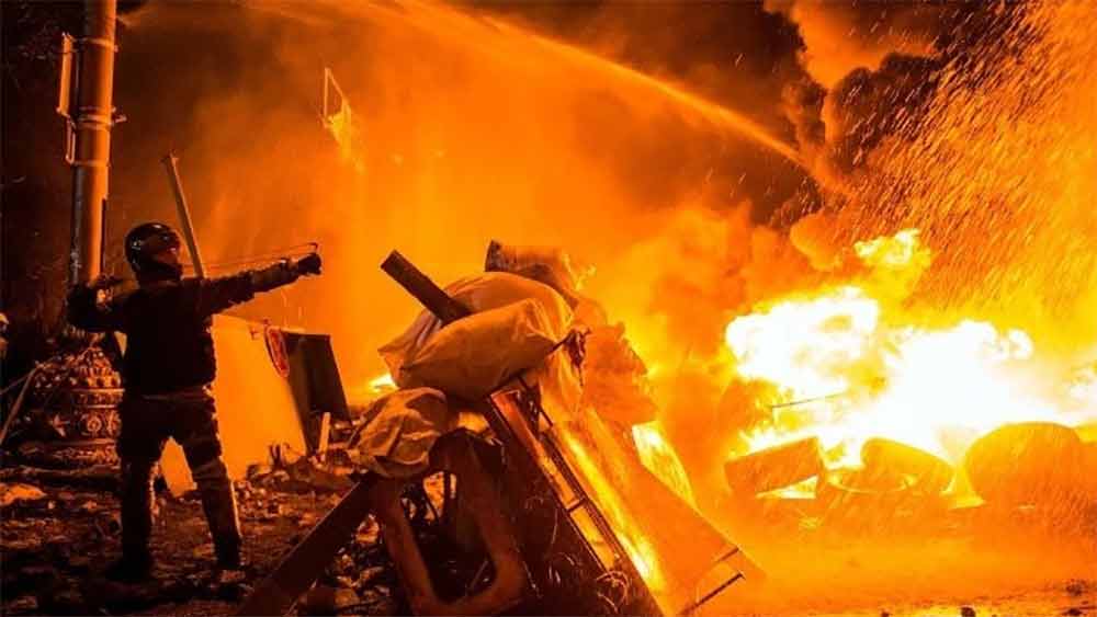 আমেরিকার সংবাদমাধ্যম ‘ওয়াশিংটন পোস্ট’-এর দাবি, ইউক্রেনে হামলার পর থেকেই গত কয়েক ঘণ্টায় ‘মলোটভ ককটেল’ তৈরিরর প্রক্রিয়া খুঁজতে শুরু করেছেন সাধারণ ইউক্রেনীয়রা। গুগ্‌লে সকলেরই প্রশ্ন— ঘরে বসে কী ভাবে তৈরি করা যায় মলোটভ ককটেল? 