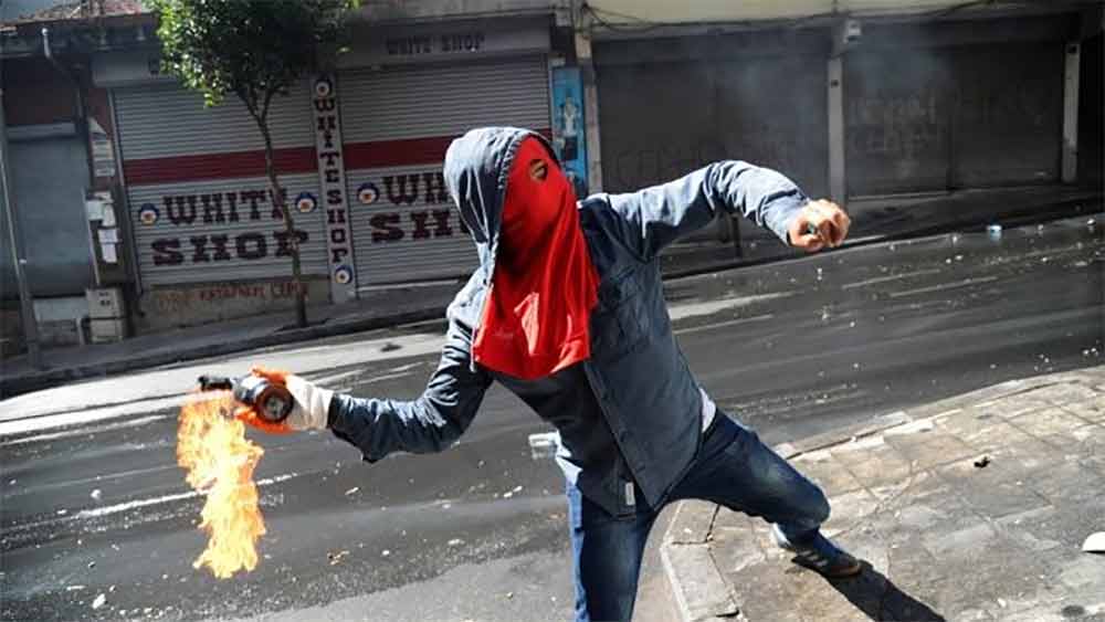 কিন্তু সড়কপথে রাশিয়ার সশস্ত্র বাহিনীর বিরুদ্ধে এই ঘরোয়া অস্ত্রে প্রতিরোধ গড়ে তোলা কি সম্ভব? নিউ ইয়র্কের মর্ডান ওয়ার ইনস্টিটিউট-এর আর্বান ওয়ারফেয়ার স্টাডিজ-এর প্রধান জন স্পেনসারের মতে, যুদ্ধের ময়দানে প্রতিটি ক্ষুদ্র প্রতিরোধ একত্রে হলে তা কার্যকর হতে পারে।