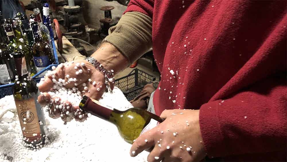 কী থাকে ওই মিশ্রণে? বিয়ার, জিন, ওয়াইনের সঙ্গে মেশানো হয় সিরাপ-চিনি-নানা ফলের রসযুক্ত সানগ্রিয়া। এর পর ওই মিশ্রণটিতে ঢালা হয় জ্বালানী এবং তেল। এর পর তা বোতলে ভরে তার মুখে তা পর্দার বা রুমালের টুকরো গুঁজে দেওয়া হয়। বোতল ছোড়ার পর সেটি ফিউজের কাজ করে। এর পর ওই কাপড়ের টুকরোয় কিছুটা অংশ সলতের মতো পাকিয়ে তাতে আগুন লাগিয়ে মলোটভ ককটেল ছুড়ে দেওয়া হয়।