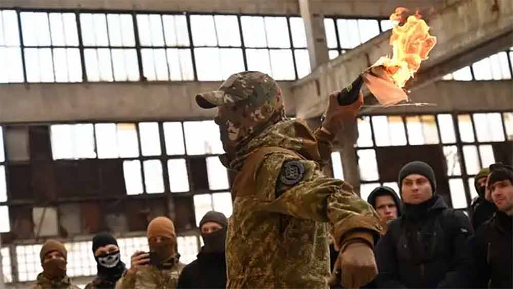 শত্রুদের ঘায়েল করতে কী ভাবে মলোটভ ককটেল তৈরি করছেন ইউক্রেনীয়রা? পরিচয় গোপন রেখে এক ইউক্রেনীয় আমেরিকার সংবাদমাধ্যমে জানিয়েছে, স্টাইরোফোমের টুকরো ভেঙে তার সঙ্গে নুড়িপাথর একটি বোতলে ঢুকিয়ে তাতে দাহ্য মিশ্রণ ঢেলে দেওয়া হয়।