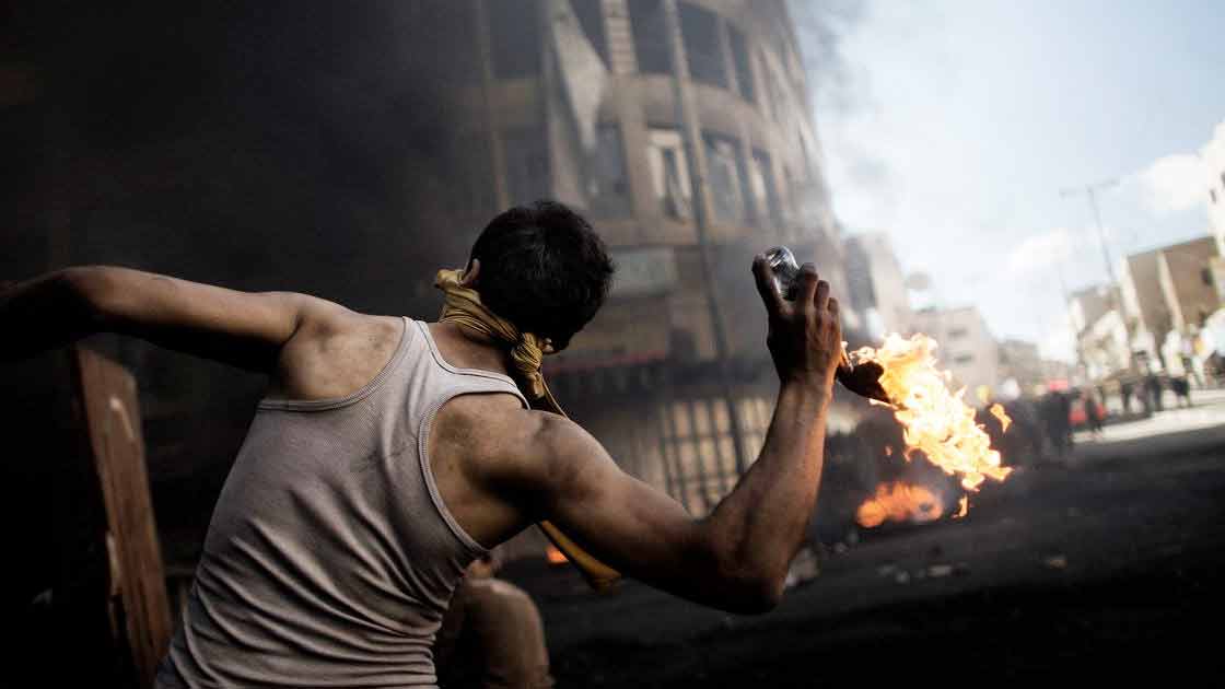 পুতিনের সশস্ত্র বাহিনীর বিরুদ্ধে এ ভাবেই সরাসরি যুদ্ধে নেমেছেন ইউক্রেনীয়রা। একে তাঁরা গেরিলাযুদ্ধ বলতে চান। এই যুদ্ধের ছবিতে ছয়লাপ নেটমাধ্যম।