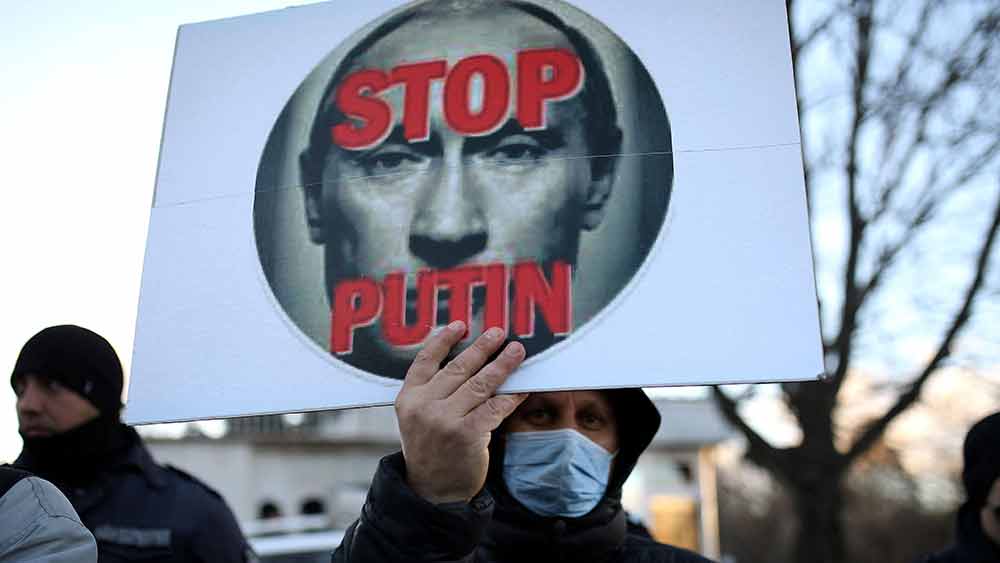 যুদ্ধে যে তাঁদের জয় নিশ্চিত, তা মনে করছেন বহু ইউক্রেনীয়। টুইটারে এক জনের মন্তব্য, ‘দেশকে বাঁচাতে অস্ত্র হাতে তুলে নিচ্ছেন ৮০ বছরের ইউক্রেনীয়ও। মলোটভ ককটেল তৈরি করে যুদ্ধ করছেন তিনি। দু’জন প্রাক্তন বক্সিং চ্যাম্পিয়নও ময়দানে নেমেছেন। মানুষের স্বাধীনতা রক্ষা করতে প্রেসিডেন্ট (ভোলোদিমির) জেলেনস্কি নিজের জীবন বিপন্ন করছেন। পুতিন জিততে পারবেন না!’