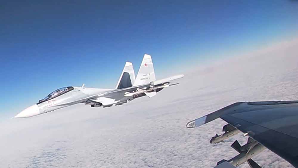 নির্ভুল নিশানায় একের পর এক রাশিয়ান যুদ্ধবিমান ধ্বংস করছেন ‘ঘোস্ট অব কিভ’! একটি-দু’টি নয়। ৩০ ঘণ্টায় পর পর ছ’টি। এ রকমই একটি ভিডিয়ো ঘিরে নেটমাধ্যমে শোরগোল শুরু হয়েছে।