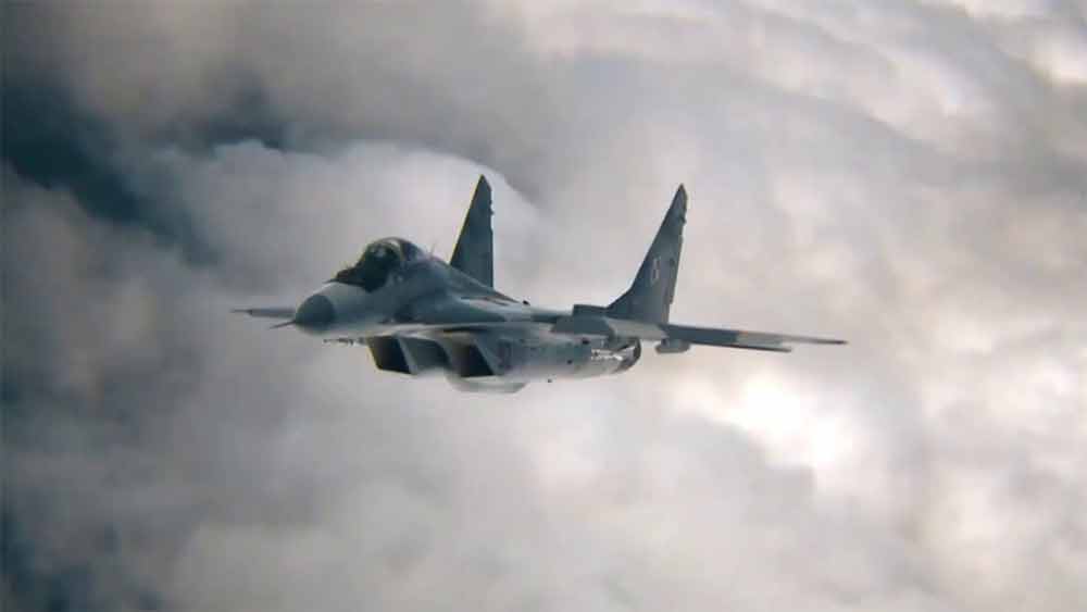 টুইটারে ভাইরাল হওয়া অসংখ্য ভিডিয়োতে দেখা গিয়েছে, ইউক্রেনের ‘মিগ-২৯’ যুদ্ধবিমানের চালকের আসনে এক হেলমেটধারী। ইউক্রেনের নানা শহরে যুদ্ধবিমান নিয়ে উড়ে বেড়াচ্ছেন তিনি। এমনকি, নিখুঁত লক্ষ্যভেদে আকাশ থেকে নামিয়ে আনছেন রাশিয়ান বায়ুসেনার বিমান। সব মিলিয়ে ১০টি যুদ্ধবিমান ধ্বংস করেছেন তিনি। সত্যিই কি এমন করেছেন ‘ঘোস্ট অব কিভ’?