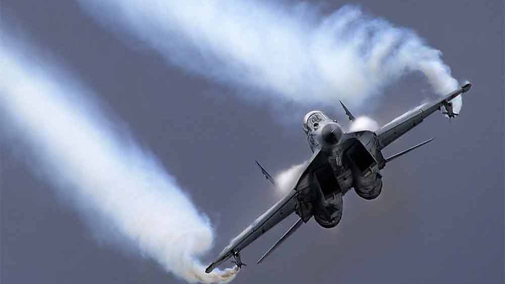 ইউক্রেনের অজানা ওই বিমানচালকের এ হেন কীর্তির সত্যতা নিয়ে প্রশ্নের মাঝেই একটি ভিডিয়োতে ৫০ লক্ষের পছন্দ হয়েছে। একটি ভাইরাল পোস্টে এক জনের দাবি, ‘রাশিয়ান বায়ুসেনার দু’টি এসইউ-৩৫, একটি এসইউ-২৭, একটি মিগ-২৯ এবং দু’টি এসইউ-২৫ বিমান উড়িয়ে দিয়েছে ঘোস্ট অব কিভ।’ তবে এ সবই গুজব বলে উড়িয়ে দিয়েছে নানা সংবাদমাধ্যম থেকে শুরু করে টুইটার ব্যবহারকারীদের একাংশ।