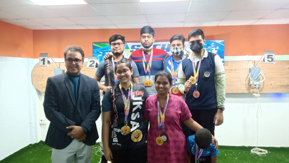 সোনাজয়ীদের সঙ্গে জয়দীপ কর্মকার