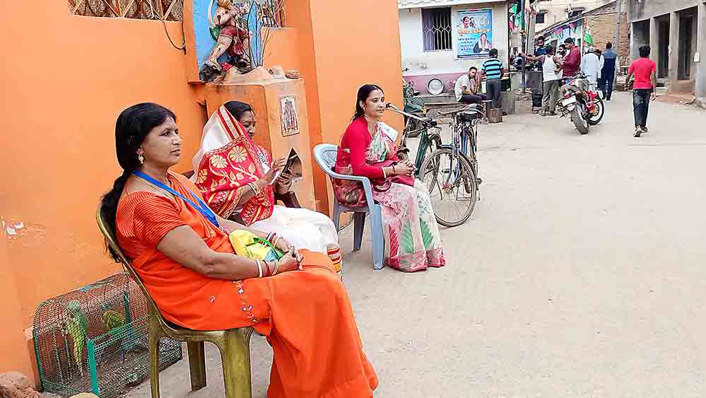 ঝালদার ৩ নম্বর ওয়ার্ডে পাশাপাশি বসে গল্প তিন দলের প্রার্থীদের। 