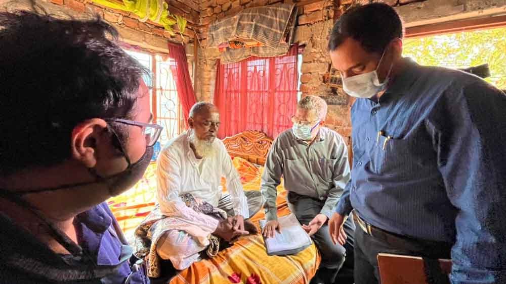 বাবার সঙ্গে কথা বলছেন সিট সদস্যরা। নিজস্ব চিত্র