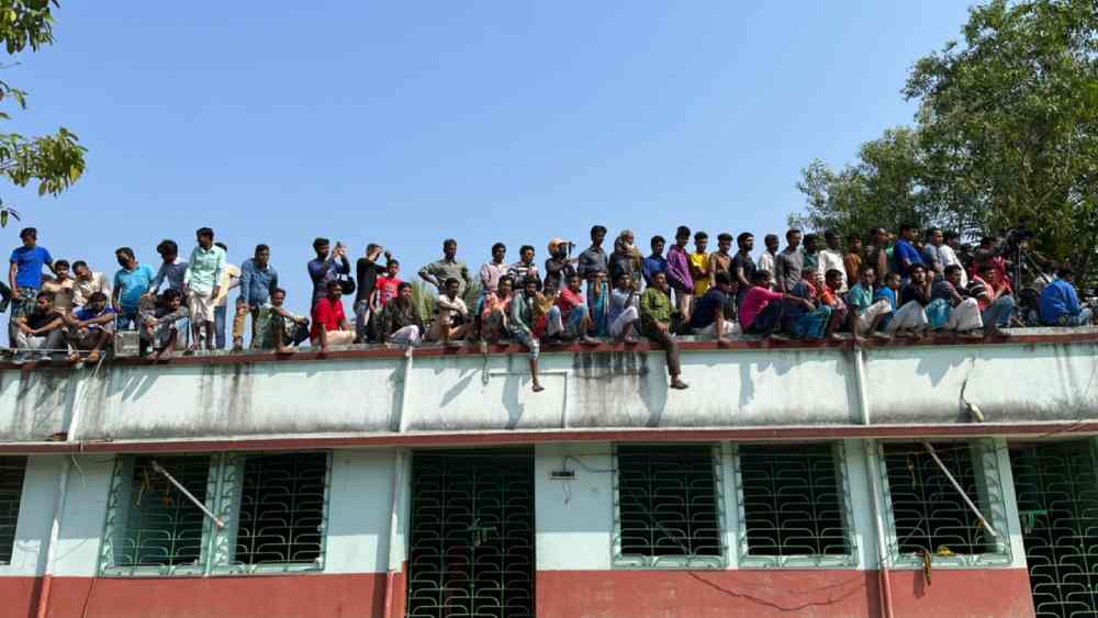 কবর থেকে দেহ তোলা দেখতে গ্রামবাসীদের ভিড়