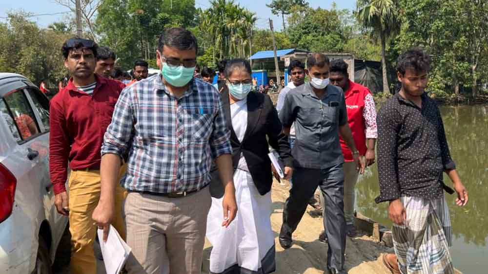 আনিসের কবরস্থলে যাচ্ছেন জেলা জজ। নিজস্ব চিত্র