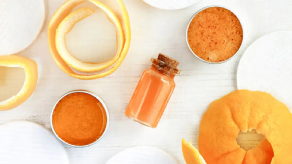 রোদে পোড়া ভাব কাটিয়ে ত্বক উজ্জ্বল করতেও কমলালেবুর খোসার জুড়ি মেলা ভার