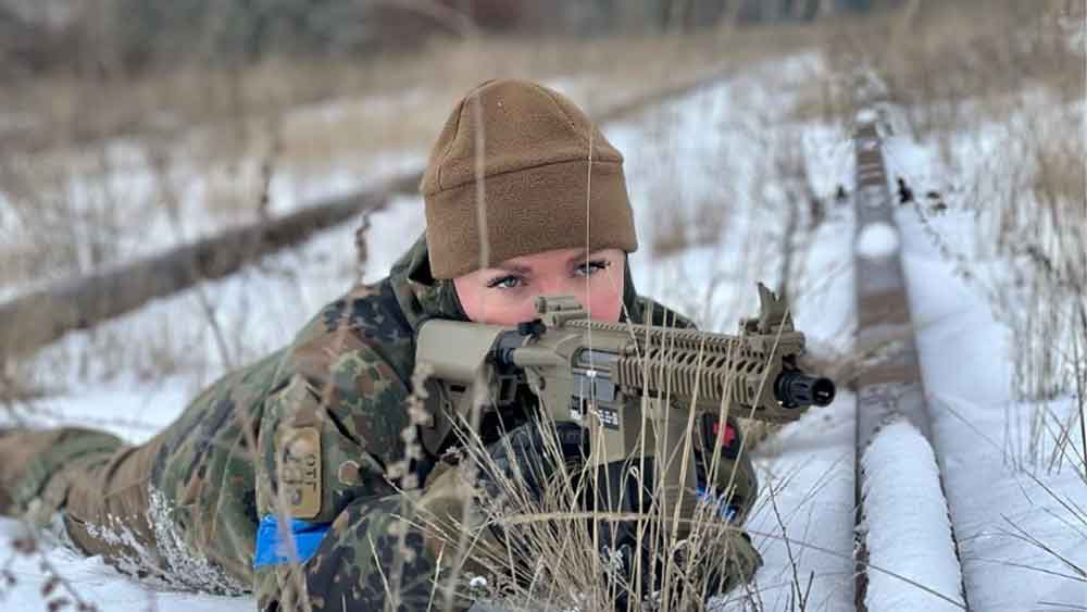 Fake News: কোনও সিনেমায় অভিনয়ের জন্য সাজবদল নয়। আক্ষরিক অর্থেই এ বার যুদ্ধের ময়দানে নেমে পড়েছেন আনাসতাসিয়া লেনা। ভ্লাদিমির পুতিনের হানাদারদের খতম করতে অস্ত্র তুলে নিয়েছেন।