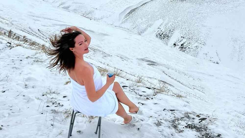 Fake News: ইউক্রেনের প্রেসিডেন্ট ভোলোদিমির জোলেনস্কির সমর্থনেও মুখ খুলেছেন এই প্রাক্তন মডেল তথা অভিনেতা। ইউক্রেনের সেনাদের সঙ্গে কাঁধে কাঁধ মিলিয়ে হাঁটছেন জেলেনস্কি— এমন একটি ছবিও দেখা গিয়েছে আনাসতাসিয়ার পোস্টে। জেলেনস্কিকে আদর্শ নেতা বলেই মনে করেন আনাসতাসিয়া।