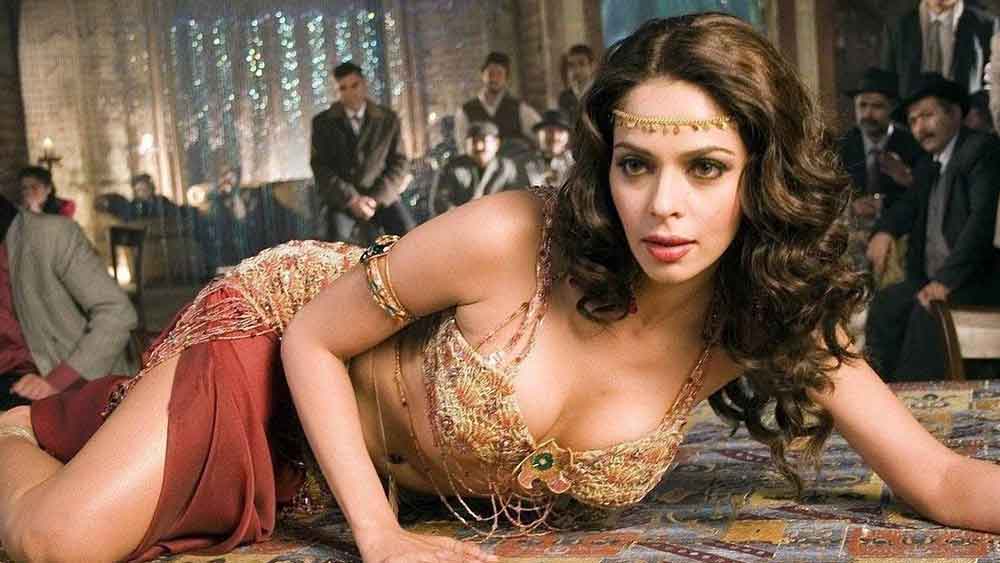 ব্রেস্ট ইমপ্লান্ট বা স্তন প্রতিস্থাপনের মাধ্যমে নিজেকে সুন্দর করে তুলেছেন মল্লিকা শেরাওয়াত। খোলামেলা পোশাক, বুকের খাঁজ প্রদর্শন করে অনুরাগী মহলে নিজের চাহিদা বাড়িয়েছেন তিনি।