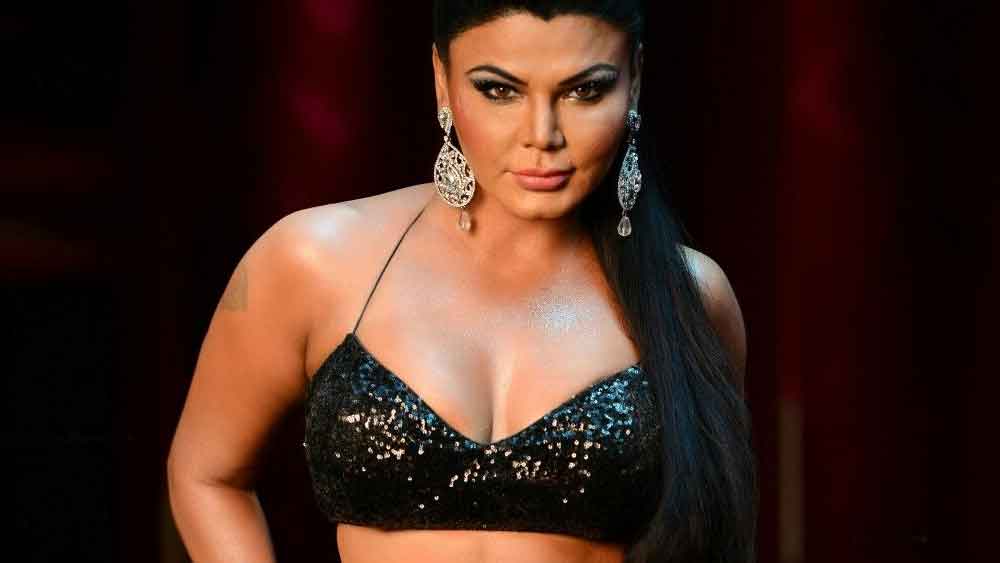 তবে কেউ পারে, কেউ পারে না। রাখী সবন্ত ‘আইটেম গার্ল’ হিসেবে আত্মপ্রকাশের পরেই স্তন প্রতিস্থাপন করেছিলেন। কিন্তু এই পদ্ধতি পার্শ্বপ্রতিক্রিয়া সহ্য করতে পারেননি তিনি। শরীরে নানা সমস্যা দেখা দেয়। অগত্যা ব্রেস্ট ইমপ্লান্ট তুলে নেন তিনি।