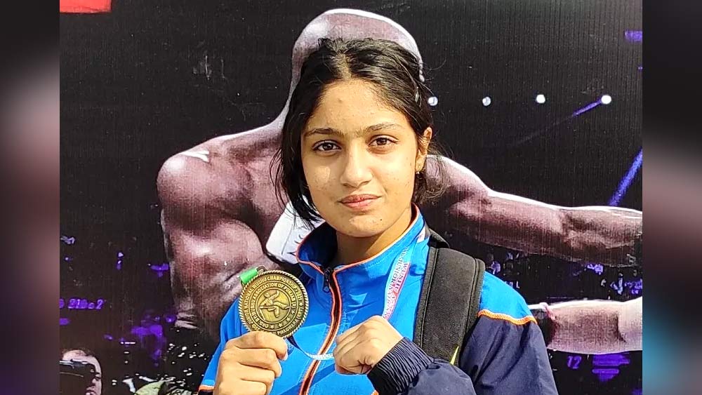 সাদিয়া আদতে জম্মু-কাশ্মীরের শ্রীনগরের বাসিন্দা। বয়স মাত্র ১৫ বছর। এই বয়সেই সে উশুতে জাতীয় ও আন্তর্জাতিক স্তরে নিজের নাম কামিয়েছে।