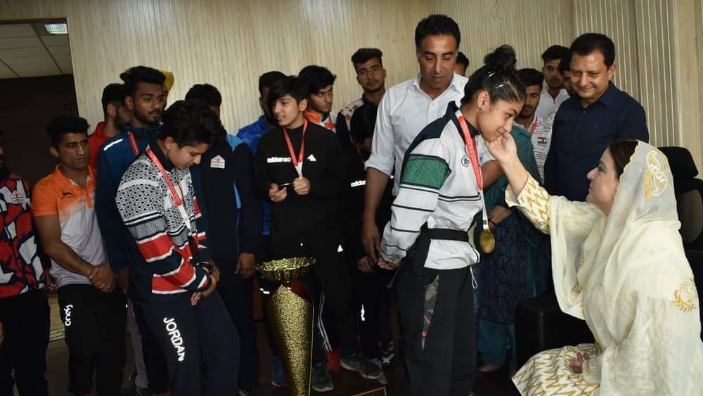 জন্মের পর থেকে শ্রীনগরেই থাকে সাদিয়া। রাজবাগ শ্রীনগরের প্রেজেন্টেশন কনভেন্ট স্কুলের দশম শ্রেণীর ছাত্রী। পড়াশোনায় বরাবরের মেধাবী সাদিয়া স্কুলে সবার খুব প্রিয়।