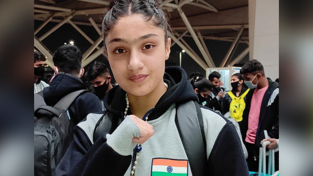 সাদিয়ার বাবা তারিক লোন পেশায় এক জন চিত্র সাংবাদিক। ছোট থেকে উশুর প্রতি মেয়ের ঝোঁক দেখে তিনি মেয়েকে সে দিকে যেতে উৎসাহ দিয়েছেন। সাদিয়ার সাফল্যে তাই খুশির অন্ত নেই তাঁর।