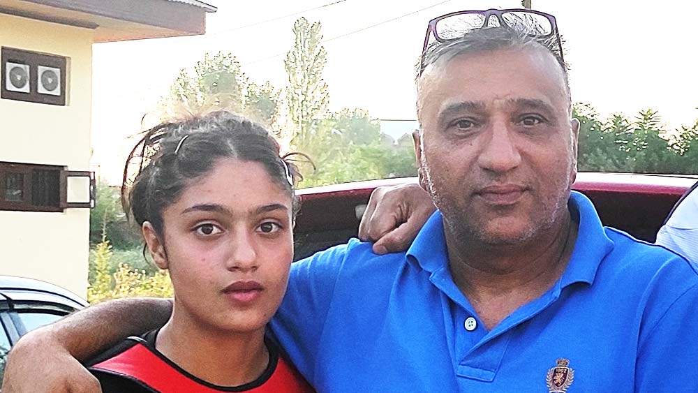 সাদিয়ার এই সাফল্যে গোটা জম্মু-কাশ্মীর জুড়ে খুশির হাওয়া বইতে শুরু করেছে। বাবা সাদিক জানিয়েছেন, এটা শুধুমাত্র সাদিয়ার পদক নয়। এর পিছনে তাঁর ও গোটা পরিবারের অক্লান্ত পরিশ্রম রয়েছে।