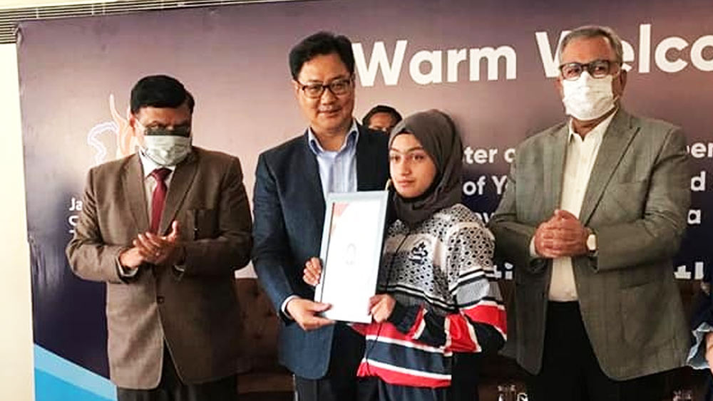 টুইট করেছেন প্রাক্তন ক্রীড়ামন্ত্রী কিরেন রিজিজুও। তিনি বলেন, ‘মস্কো উশু স্টারস প্রতিযোগিতায় সোনা জিতে দেশের নাম উজ্জ্বল করার জন্য সাদিয়াকে অভিনন্দন। কাশ্মীরের সাদিয়া দু’বারের জাতীয় স্তরের জুনিয়র উশু চ্যাম্পিয়ন।’