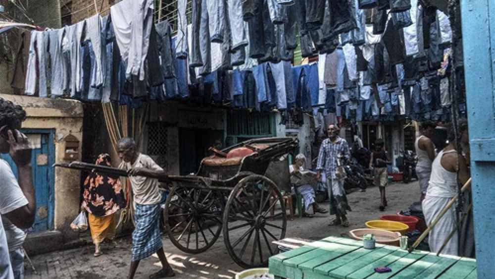 ঘড়ি, বেল্ট, চামড়ার অন্যান্য জিনিস, বিছানার যাবতীয় সামগ্রী, ফোন, ঘড়ি এমনকি জামাকাপড় আপনি পেয়ে যাবেন ধর্মতলার বিভিন্ন দোকানে