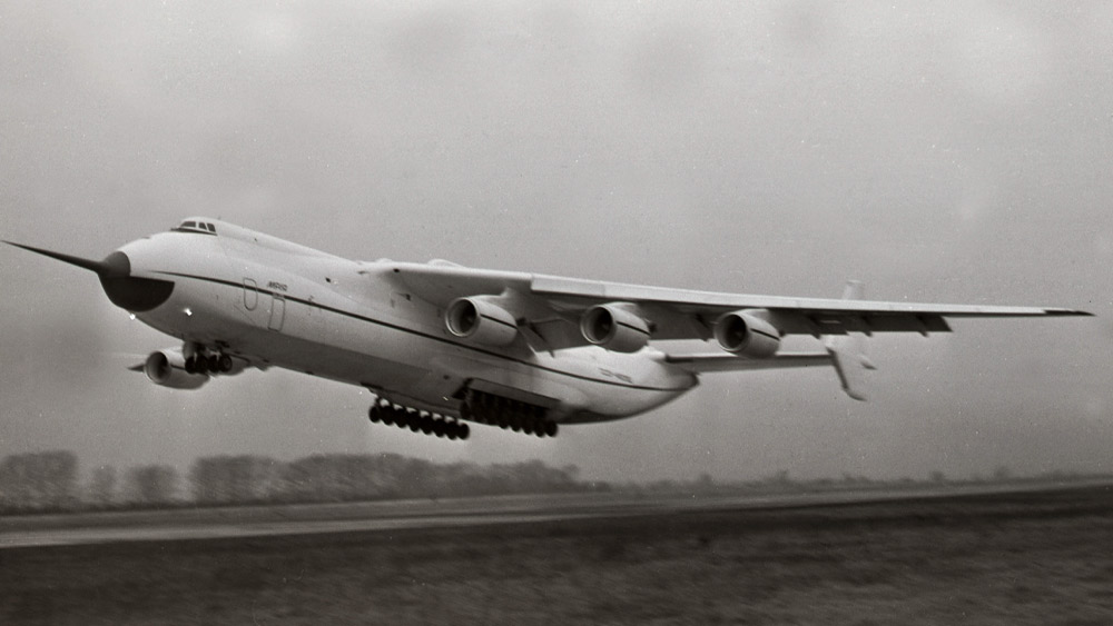 ১৯৮৫ সালে বিমানটি সম্পূর্ণভাবে তৈরি করা হলেও ১৯৮৮ সালের ২১ ডিসেম্বর এই বিমান প্রথম আকাশপথে ওড়ে।