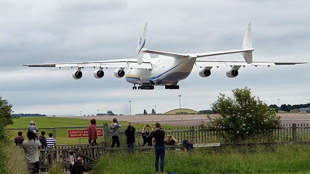 বিশ্বের সব চেয়ে বড় বিমান হওয়ার পাশাপাশি আরও অনেক কৃতিত্বের অধিকারী এই এএন-২২৫ বিমান। এটি বিশ্বের সবচেয়ে ভারী বিমানও বটে। এ ছাড়াও এই বিমানের ডানা দু’টি বিশ্বের সবথেকে বড় বিমানের ডানা।