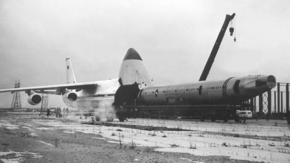 সোভিয়েত ইউনিয়নের মহাকাশ গবেষণা সংক্রান্ত প্রকল্পের সময় রকেটের বুস্টার, এমনকি অন্য বিমানকেও এক জায়গা থেকে অন্য জায়গায় স্থানান্তরিত করতে ব্যবহার করা হত এএন-২২৫ ।