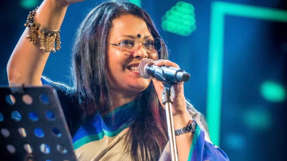 লোপামুদ্রা মিত্র মানেই আসর জমানো গান। তালিকায় ছিল, ‘বাংলা আমার সর্ষে ইলিশ’ থেকে ‘যেটা আমার ভাল সেটা মন্দ তোমার কাছে’, ‘আয় আয় কে যাবি’। ছিলেন পটা, অনুষ্কা, মিস জোজো, রক্তিম, অর্কদীপ মিশ্রও। গোটা অনুষ্ঠান সঞ্চালনা করেছেন নীলাঞ্জন এবং শৌভিক।