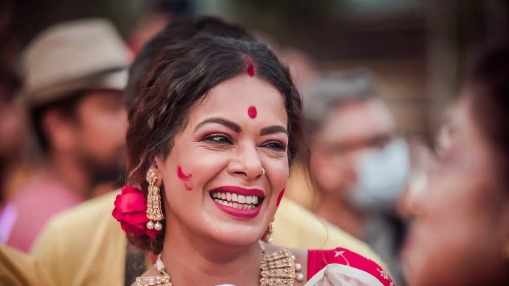 সাদা ঢাকাই, লাল ব্লাউজ, গালে লাল আবির। সবার রঙে রং মেশাতে গিয়ে ইমন নিজেই রঙিন। তাঁর ছাত্র-ছাত্রীদের কণ্ঠে রবীন্দ্র গান ‘ফাগুন লেগেছে বনে বনে’ কিংবা ‘ফাগুন হাওয়ায় হাওয়ায় করেছি যে দান’। নাচে-গানে রং ছড়িয়েছেন তাঁরা।