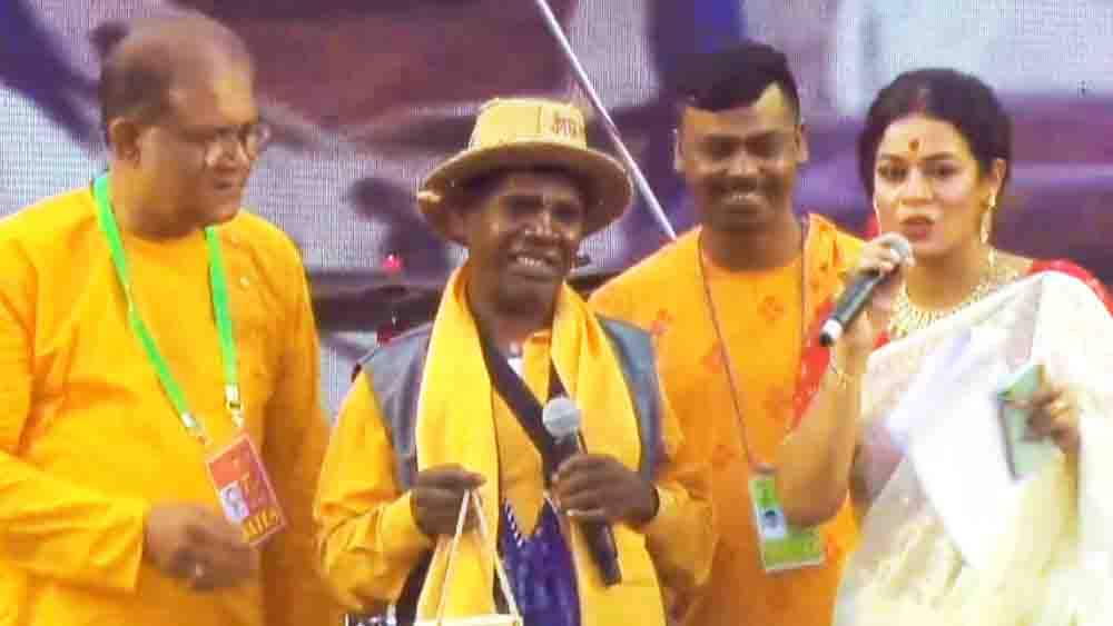 বাকিদের মতো ভুবনও এ দিন রঙিন হলুদ পাঞ্জাবি, উত্তরীয়, জহর কোট আর ট্রাউজারে। এর পরেই স্বভাবসিদ্ধ ভঙ্গিতে গেয়ে ওঠেন ‘কাঁচা বাদাম’। গানের তালে নেচে ওঠেন ইমন। দুলে উঠেন উপস্থিত সব বয়সের শ্রোতা।