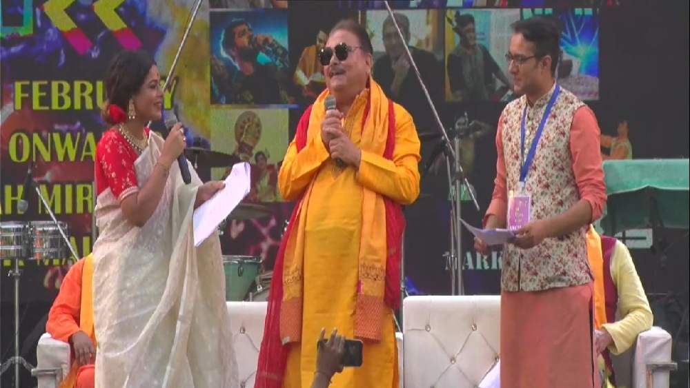 উৎসবের সূচনা মদন মিত্রের উপস্থিতিতে।  হলুদ পাঞ্জাবি, লাল ধাক্কাপাড় ধুতিতে সজ্জিত কামারহাটির বিধায়ক। এর আগে জানিয়েছিলেন, তিনি ইমনের গান ছাড়া আপাতত আর কিছু শুনবেন না। কথা রাখতেই কি এ দিন বসন্তের দূত মদন?