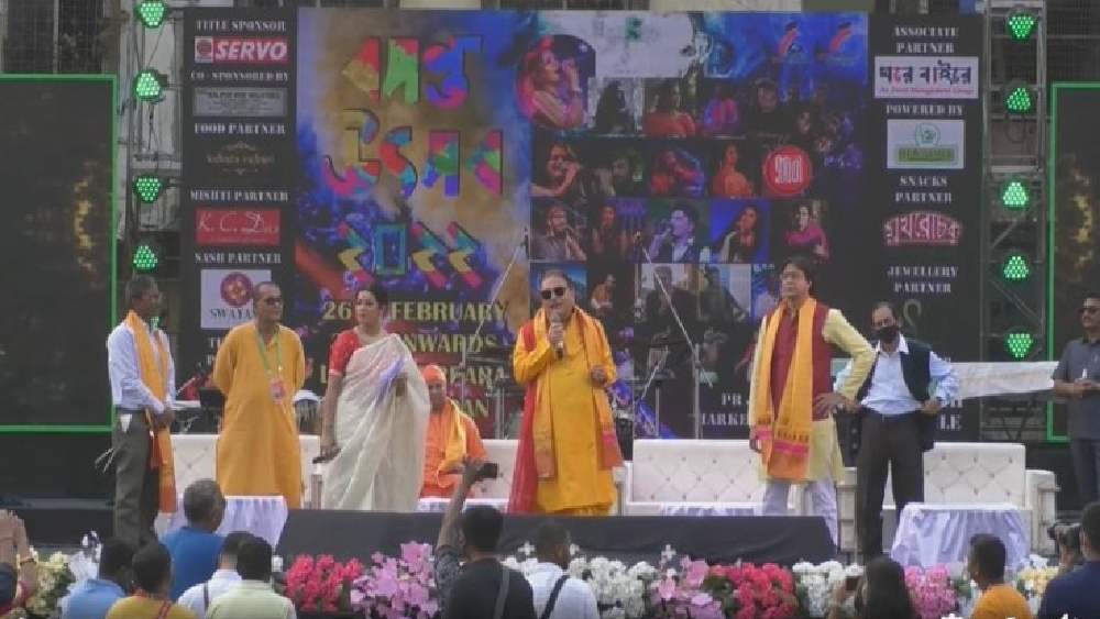 উপস্থিত ছিলেন সাংসদ-বিধায়ক কল্যাণ বন্দ্যোপাধ্যায়ও। তবে মদন মিত্র যদি অনুষ্ঠানের জৌলুস হন, তা হলে তুরুপের তাস অবশ্যই ‘বাদাম কাকু’ ভুবন বাদ্যকার। গানে গানেই তিনি জানিয়েছেন তাঁর মনের ইচ্ছে, ‘আমার বাদাম কেড়ে নিল বিশ্ববাসীর মন, শিল্পী হতে চাই গো বাবু জানাই যে প্রণাম।’ 