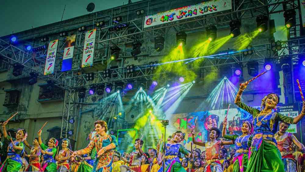 সাদা ঢাকাই, লাল ব্লাউজ, গালে লাল আবির। সঙ্গে রঙে রং মেশাতে গিয়ে ইমন নিজেই রঙিন। তাঁর ছাত্র-ছাত্রীদের কণ্ঠে রবীন্দ্র গান ‘ফাগুন লেগেছে বনে বনে’ কিংবা ‘ফাগুন হাওয়ায় হাওয়ায় করেছি যে দান’