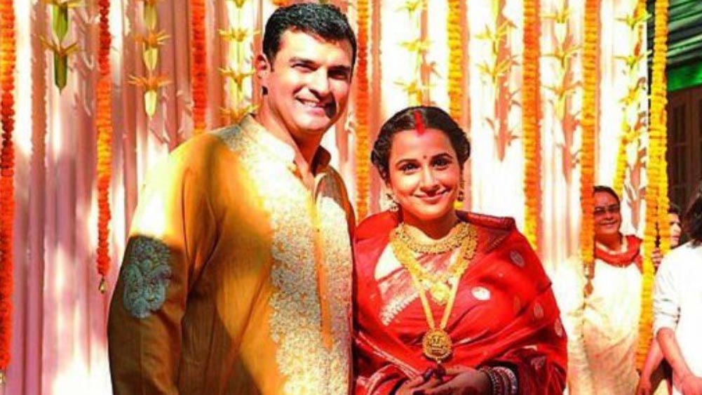 ২০১২ আরও একটি কারণে স্মরণীয় বিদ্যার কাছে। ওই বছরই তিনি বিয়ে করেন প্রযোজক সিদ্ধার্থ রায় কপূরকে। সিদ্ধার্থের এটি দ্বিতীয় বিয়ে। সবার শঙ্কা ছিল, আদৌ এই বিয়ে টিকবে তো! বিদ্যা কোনও দিন সামান্য বিষয় নিয়ে মাথা ঘামাননি। বদলে মন দিয়ে সংসার করছেন। পাশাপাশি, উপভোগ করছেন অভিনয়।