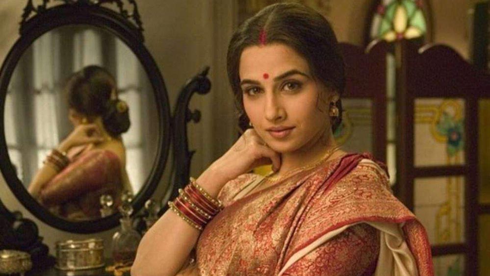 ‘পরিণীতা’ বিদ্যা প্রেক্ষাগৃহে এলেন, দেখলেন আর দর্শকমন জিতে নিলেন। কিন্তু তার স্থায়ীত্বও মাত্র এক বছর! ফের তাঁকে নিয়ে নতুন শোর। সাজ, রূপসজ্জা নিয়ে মোটেই সজাগ নন তিনি। তার উপরে বেঢপ! সেই সময় পোশাক শিল্পী সব্যসাচী মুখোপাধ্যায় হাত বাড়িয়ে দিয়েছিলেন বিদ্যার দিকে। নতুন নতুন ভাবে তিনি সাজিয়ে তুলেছিলেন অভিনেত্রীকে। আর বিদ্যা নিজে জবাব দিয়েছিলেন নিজের মতো করে। ‘দ্য ডার্টি পিকচার’-এর জনপ্রিয়তা চাবুক মেরেছিল নিন্দকদের মুখে। সাহসী বিদ্যাকে দেখে থমকে গিয়েছিল মায়ানগরী।